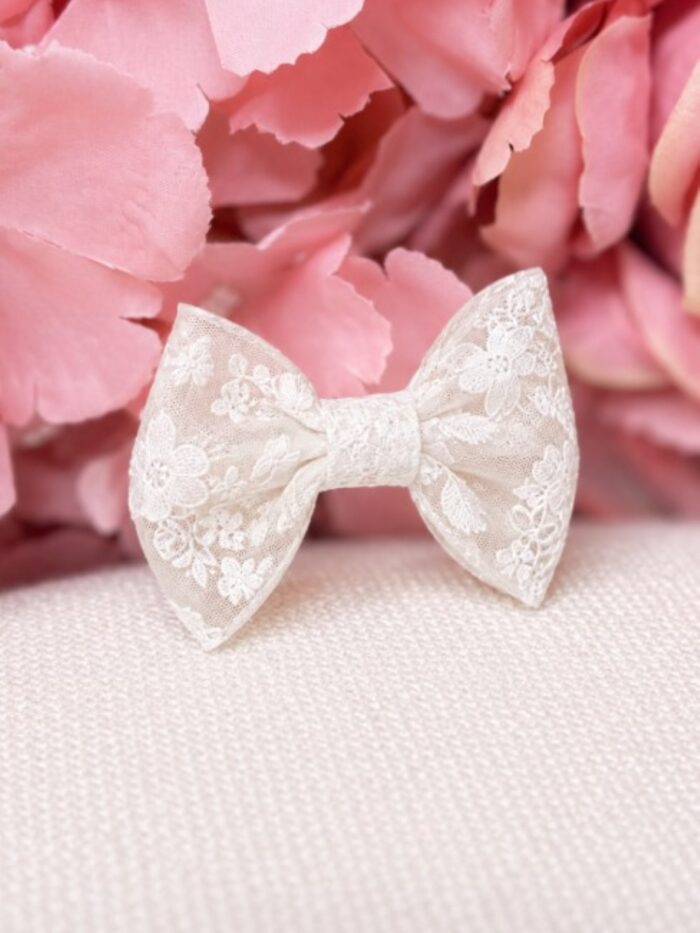 Aurelia Bloom Haarspange – aus floraler Spitze – elfenbeinfarben – für Hochzeit – Taufe – Kommunion